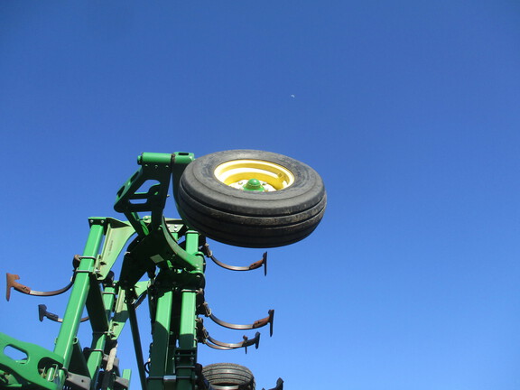 2012 John Deere 2210 Field Cultivator