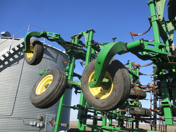 2012 John Deere 2210 Field Cultivator