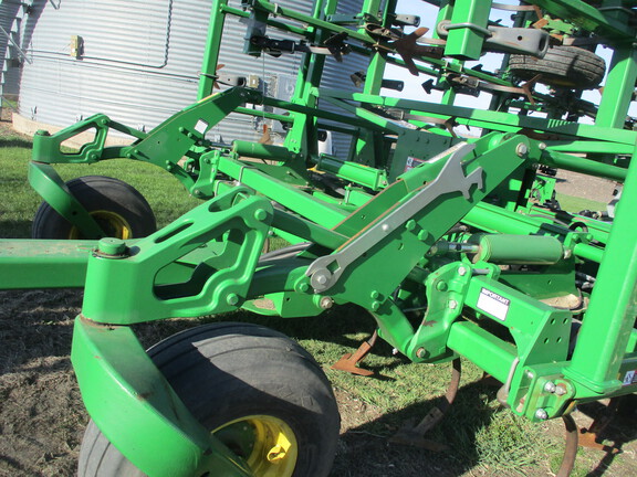 2012 John Deere 2210 Field Cultivator