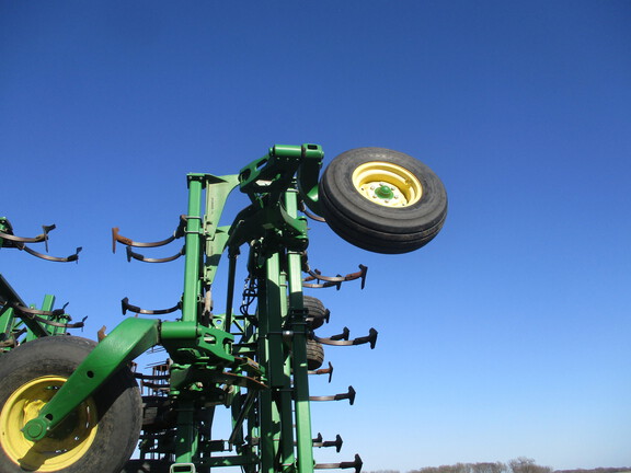 2012 John Deere 2210 Field Cultivator