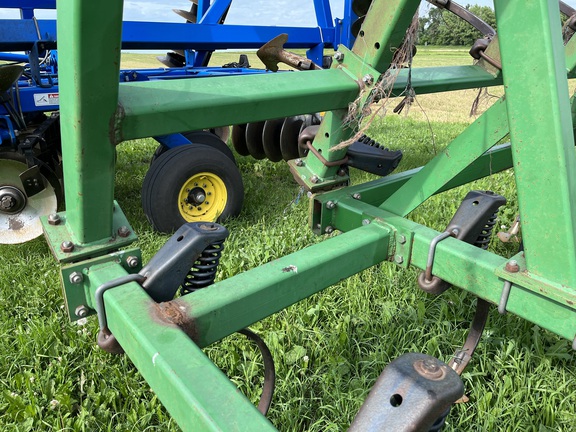 1997 John Deere 980 Field Cultivator