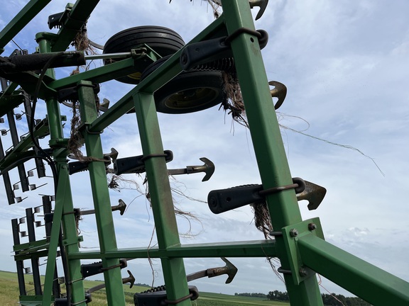 1997 John Deere 980 Field Cultivator