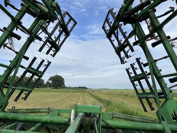 1997 John Deere 980 Field Cultivator