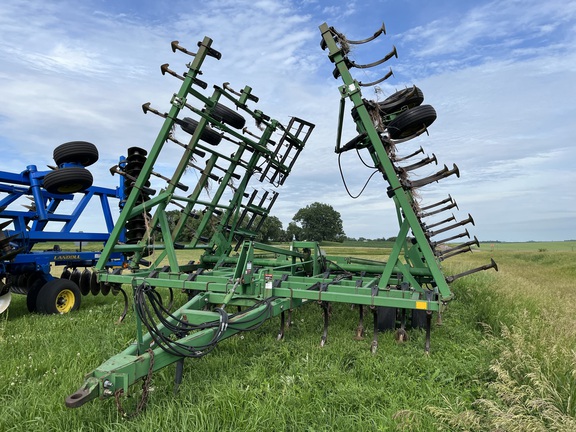 1997 John Deere 980 Field Cultivator