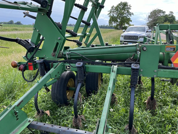 1997 John Deere 980 Field Cultivator