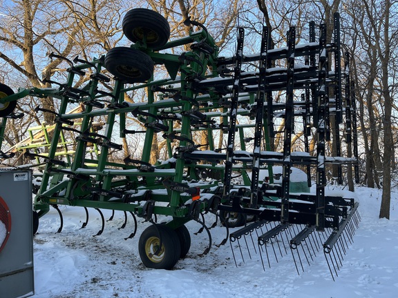 2011 John Deere 2210 Field Cultivator