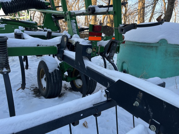 2011 John Deere 2210 Field Cultivator
