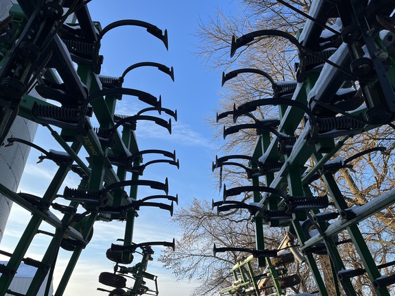 2011 John Deere 2210 Field Cultivator