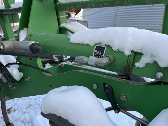 2011 John Deere 2210 Field Cultivator