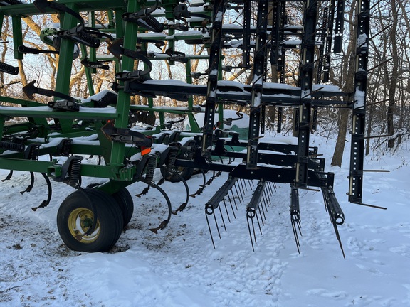 2011 John Deere 2210 Field Cultivator