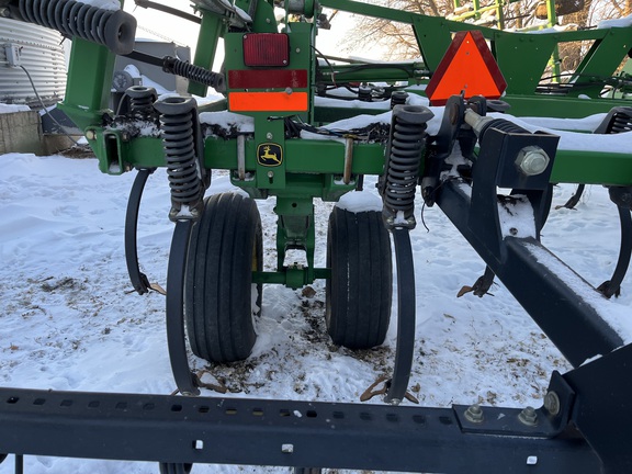 2011 John Deere 2210 Field Cultivator