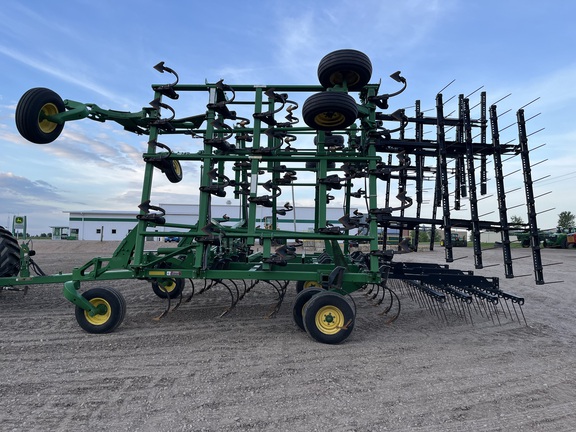 2011 John Deere 2210 Field Cultivator