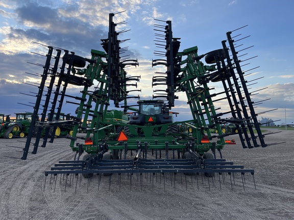 2011 John Deere 2210 Field Cultivator