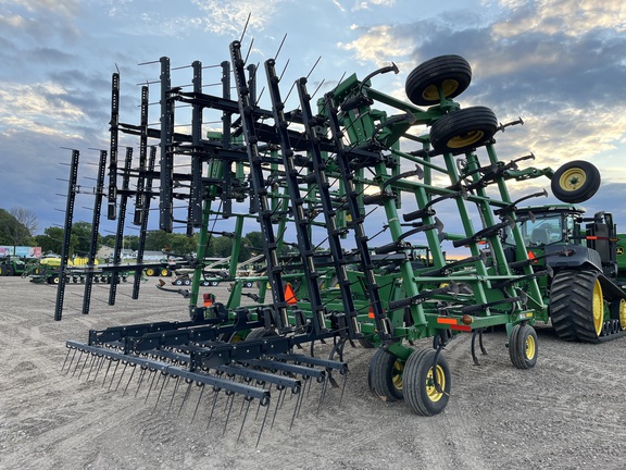 2011 John Deere 2210 Field Cultivator