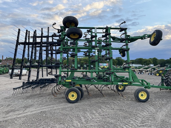 2011 John Deere 2210 Field Cultivator