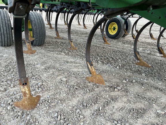 2011 John Deere 2210 Field Cultivator