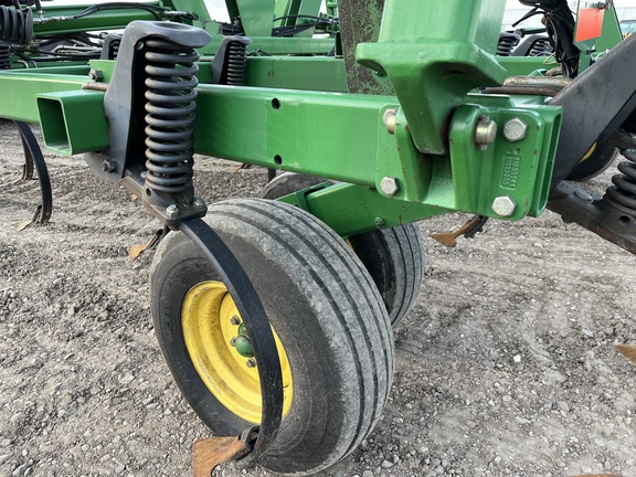 2011 John Deere 2210 Field Cultivator