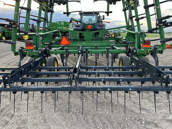 2011 John Deere 2210 Field Cultivator