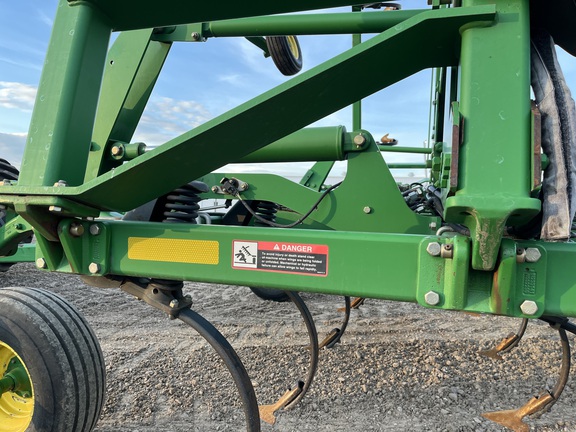 2011 John Deere 2210 Field Cultivator