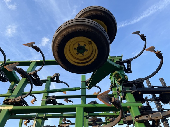 2011 John Deere 2210 Field Cultivator
