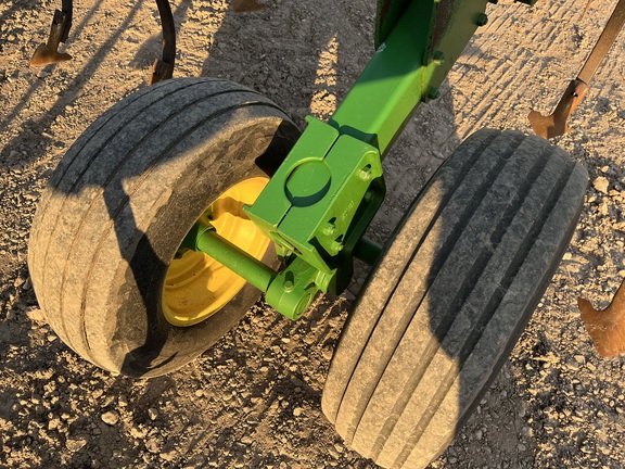 2011 John Deere 2210 Field Cultivator
