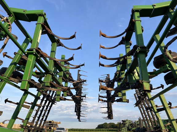 2011 John Deere 2210 Field Cultivator
