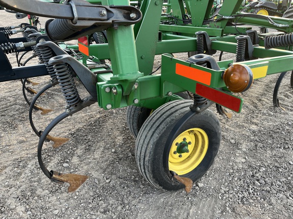 2011 John Deere 2210 Field Cultivator