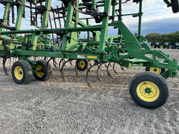 2011 John Deere 2210 Field Cultivator
