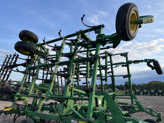 2011 John Deere 2210 Field Cultivator
