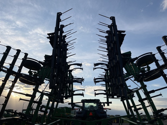 2011 John Deere 2210 Field Cultivator