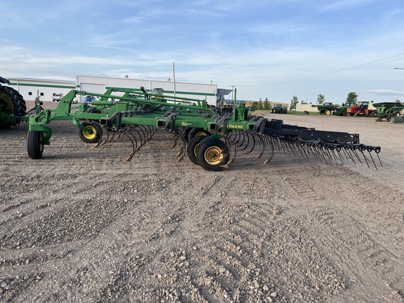 2011 John Deere 2210 Field Cultivator