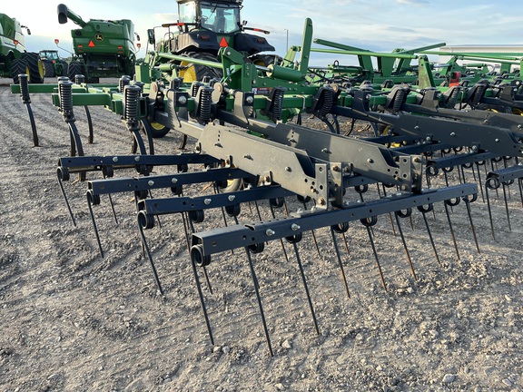 2011 John Deere 2210 Field Cultivator