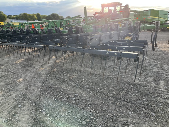 2011 John Deere 2210 Field Cultivator