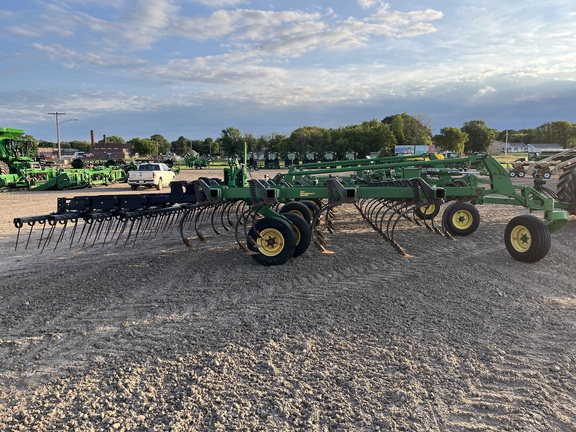 2011 John Deere 2210 Field Cultivator