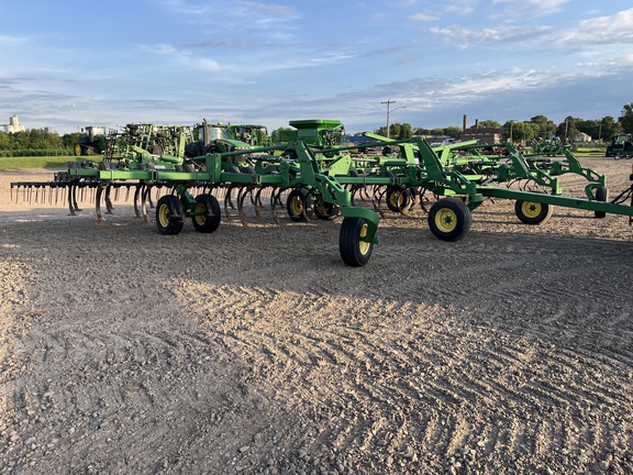 2011 John Deere 2210 Field Cultivator