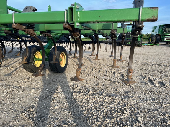 2011 John Deere 2210 Field Cultivator