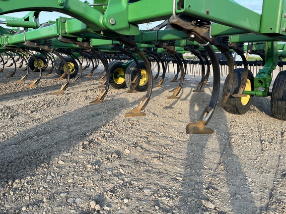 2011 John Deere 2210 Field Cultivator