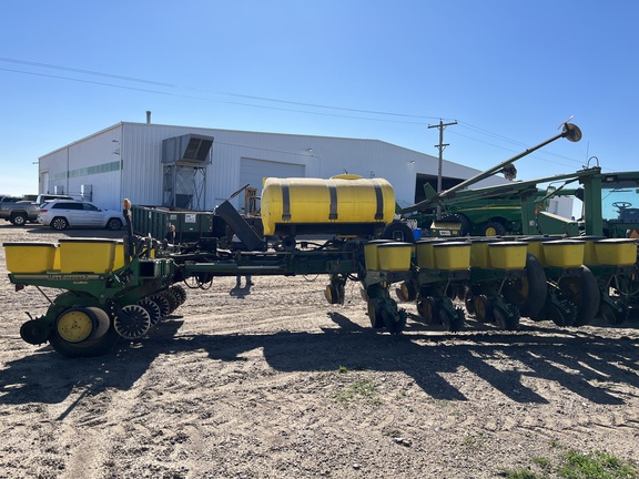 1995 John Deere 7200 Planter