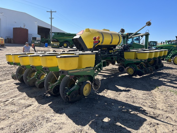 1995 John Deere 7200 Planter