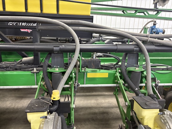 2008 John Deere DB60 Planter