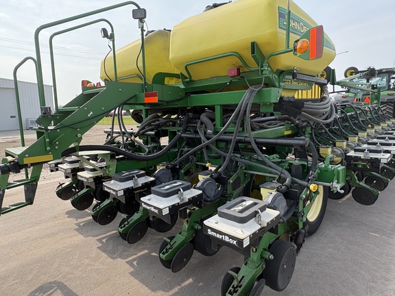 2008 John Deere DB60 Planter