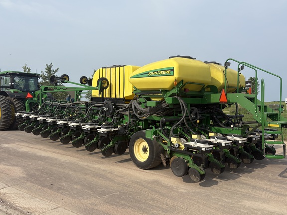 2008 John Deere DB60 Planter