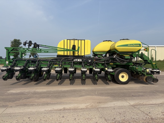 2008 John Deere DB60 Planter