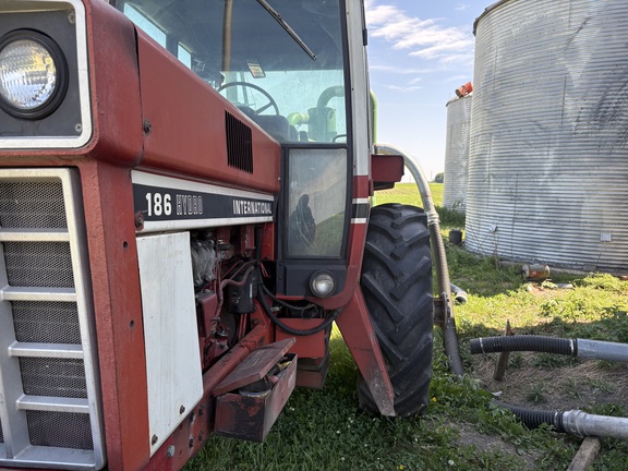 1977 International 186 Tractor