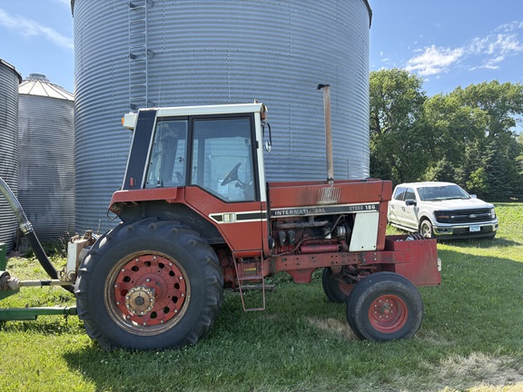 1977 International 186 Tractor