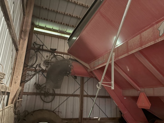 2017 Demco 1050 Grain Cart