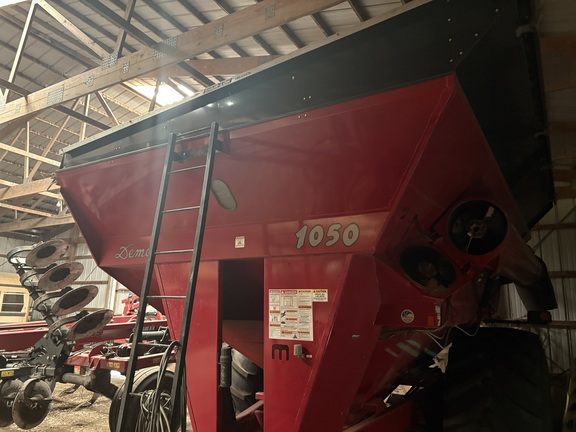 2017 Demco 1050 Grain Cart