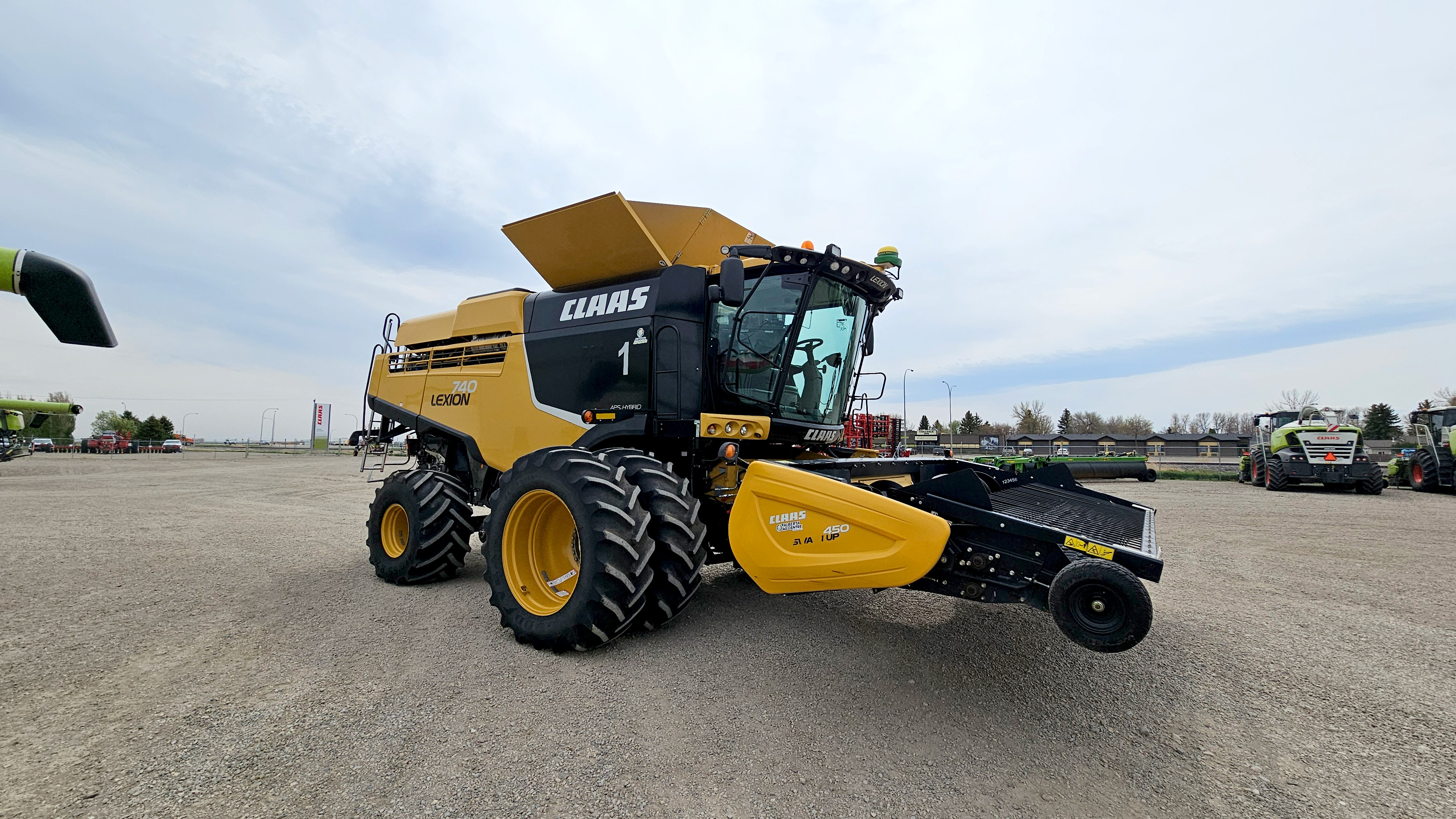 2017 CLAAS 740 Combine