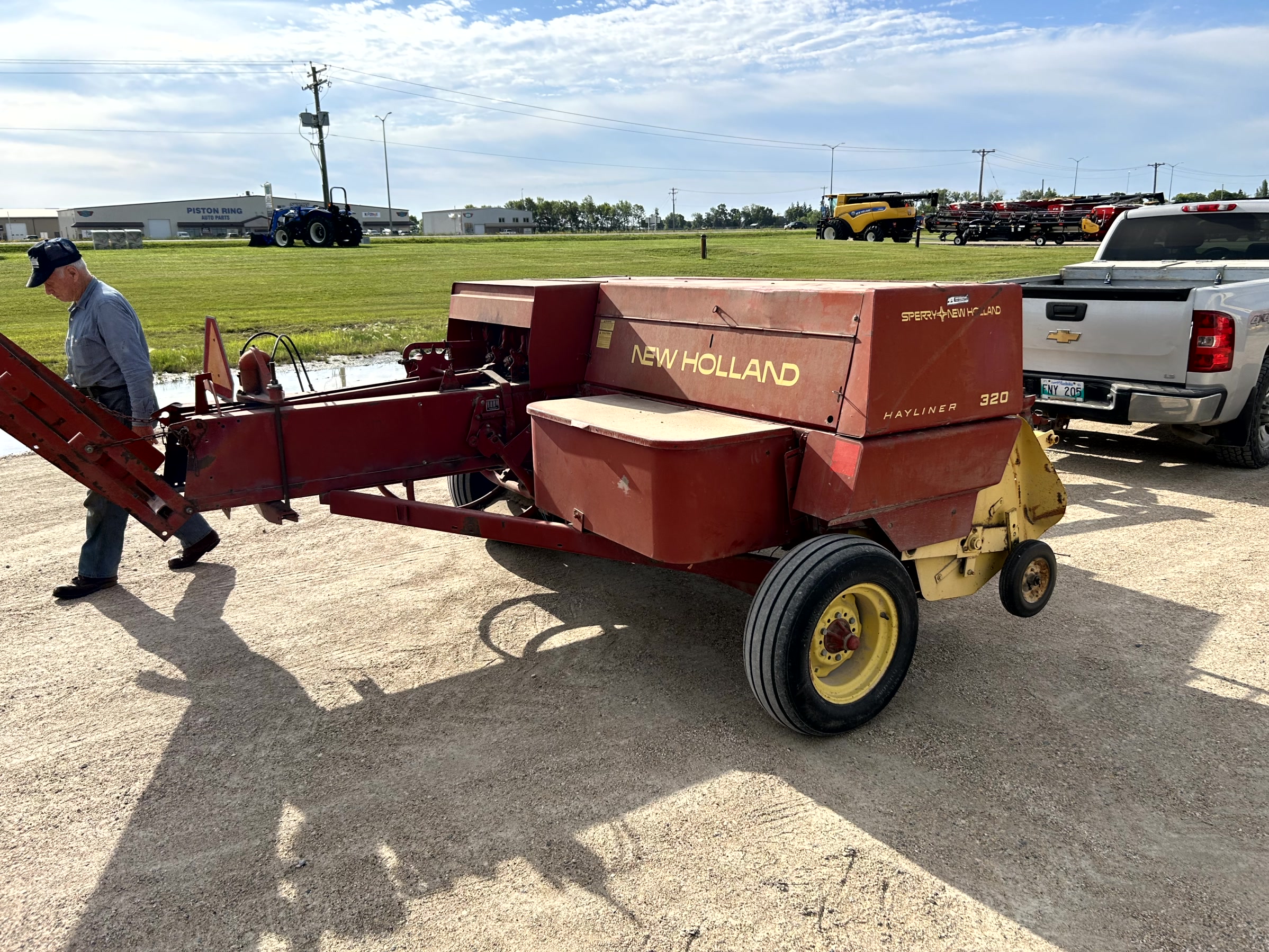 1980 New Holland 320 Baler/Square