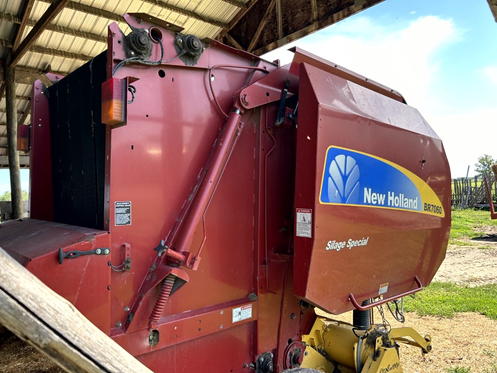 2010 New Holland BR7060 Baler/Round